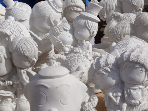 石膏娃娃 凝固时光的艺术与童趣