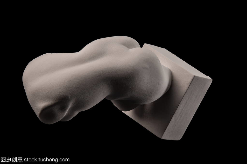 凝固的柔光——论石膏材质下的女性形象