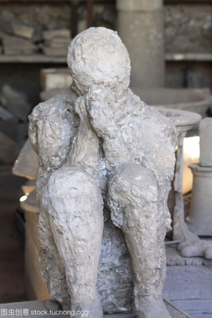 坐着罗马的男人——庞贝古城的石膏像